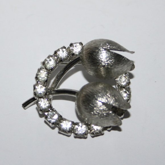 Vintage silver and rhinestone flower brooch - Picture 1 of 4